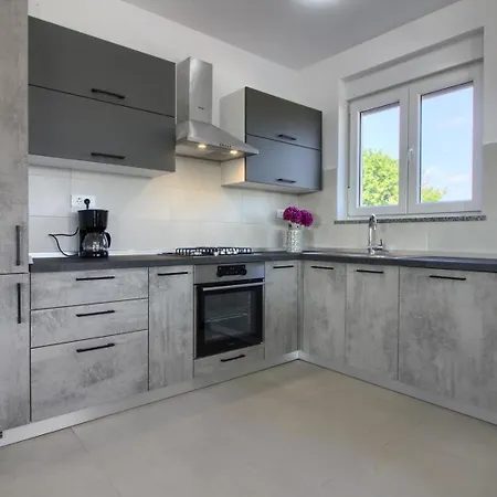 Holiday home Mit Privatpool Fuer 8 Personen Ca 178 Qm In Pula, Istrien Istrische Riviera