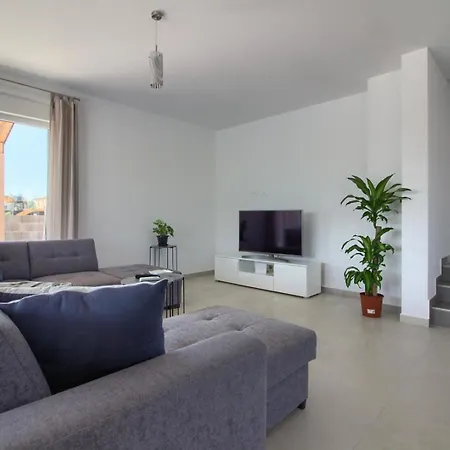Holiday home Mit Privatpool Fuer 8 Personen Ca 178 Qm In Pula, Istrien Istrische Riviera