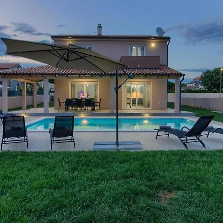 Mit Privatpool Fuer 8 Personen Ca 178 Qm In Pula, Istrien Istrische Riviera Holiday home Pula