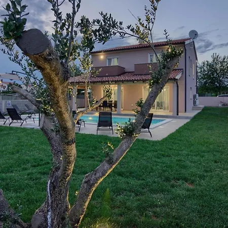 Mit Privatpool Fuer 8 Personen Ca 178 Qm In Pula, Istrien Istrische Riviera *