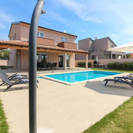 Holiday home Mit Privatpool Fuer 8 Personen Ca 178 Qm In Pula, Istrien Istrische Riviera *