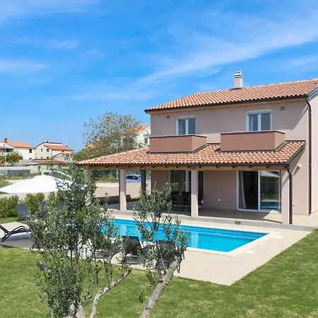 Mit Privatpool Fuer 8 Personen Ca 178 Qm In Pula, Istrien Istrische Riviera * Pula